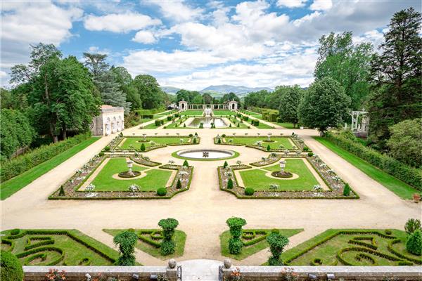 Chantier participatif dans les jardins d'Arnaga