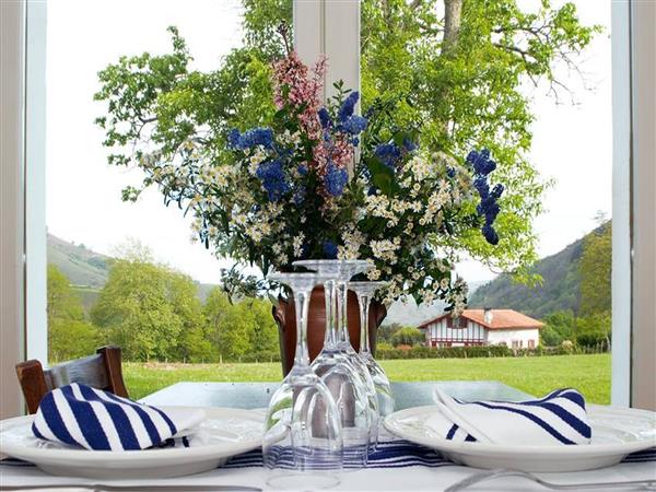 Hotel restaurant Barberaenea - table dressée - Bidarray
